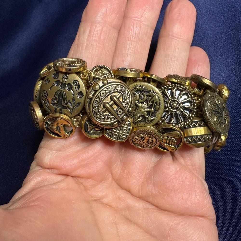 Vintage Bracelet*Stretch Goldtone Button Bracelet with Intricate Designs - Picture 8 of 8